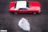 Hochzeitsfotos 2019: Die schönsten Bilder: Braut steigt in ein rotes Cabrio