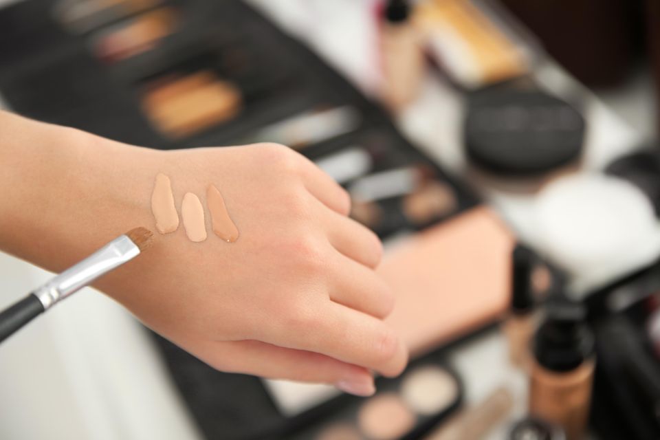 Welches Make-up passt zu mir: Drei verschiedene Make-up-Töne auf dem Handrücken