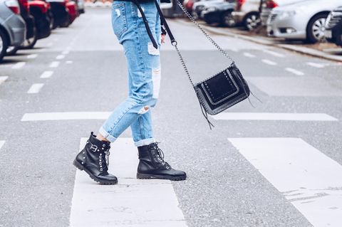 Low Waist Jeans: Frau mit Jeanshose und Boots
