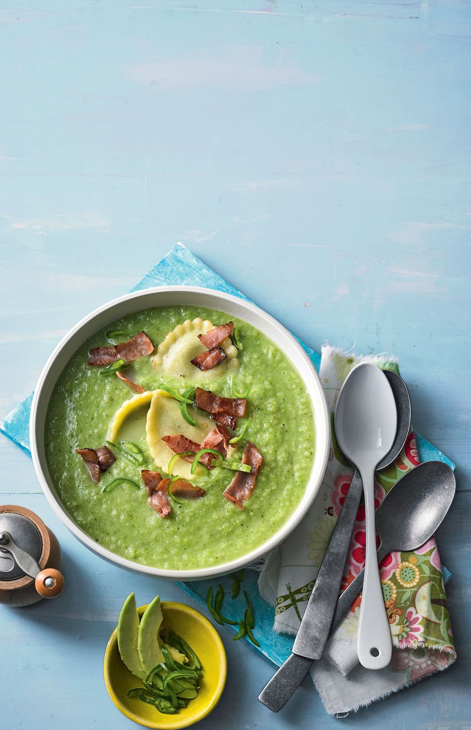 Broccolicremesuppe mit Schinkennudeln Broccolicremesuppe mit Schinkennudeln