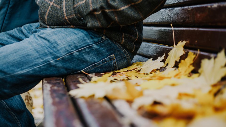 Benching: Hüte dich vor dieser Dating-Masche! Benching: Ein Mann sitzt allein auf einer Parkbank