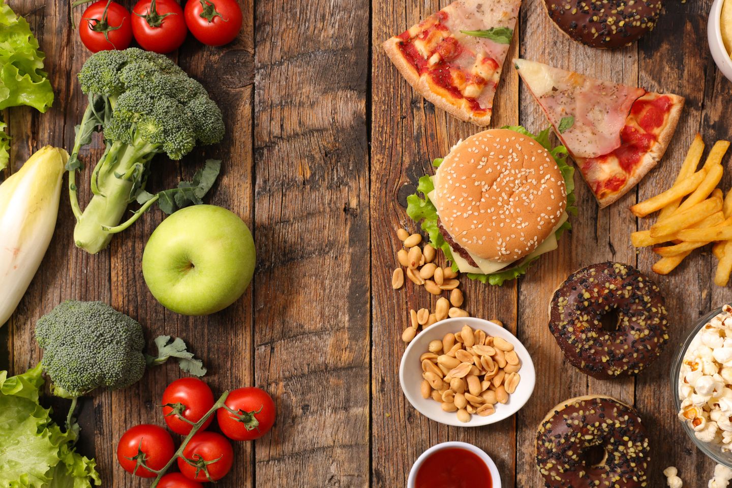 IIFYM: Gesunde und ungesunde Lebensmittel auf einem Tisch
