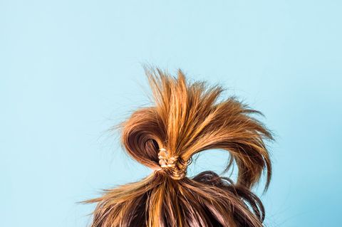Bad Hair Day: Frau mit zersaustem Zopf