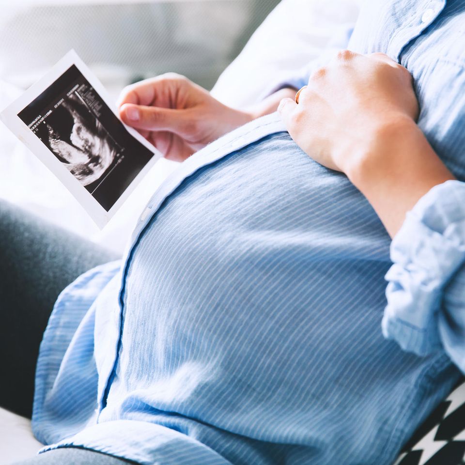 Pränataldiagnostik: Schwangere mit Ultraschallbild