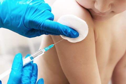 Impfgegner als Gesundheitsgefahr: Kleinkind wird geimpft