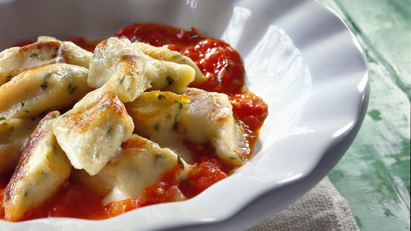 Bärlauch-Gnocchi mit Tomatensoße | BRIGITTE.de