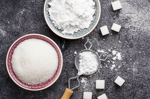 Puderzucker selber machen – in wenigen Schritten: Eine Schale mit Zucker und eine mit Puderzucker auf dem Tisch.