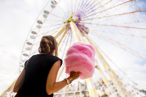 Leben aufräumen: Eine Frau mit Zuckerwatte vor einem Riesenrad
