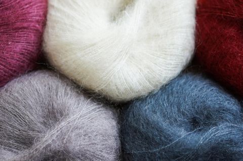 Kurzarmpulli stricken: Bunte Wolle zum Stricken