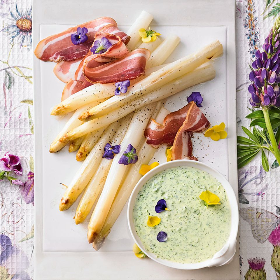 Spargel vom Blech mit grüner Soße | BRIGITTE.de