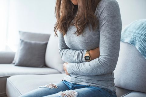 Bauchschmerzen: Frau hält sich den Bauch