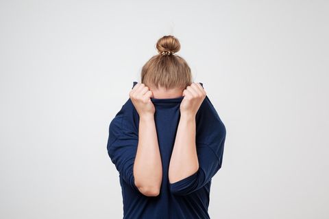 Flushing: Frau zieht sich Pulli über Kopf