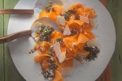 Kürbis-Carpaccio mit Kürbiskern-Pesto Kürbis-Carpaccio mit Kürbiskern-Pesto