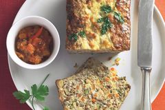 Parmesan-Nussbraten mit Chili-Chutney Parmesan-Nussbraten mit Chili-Chutney