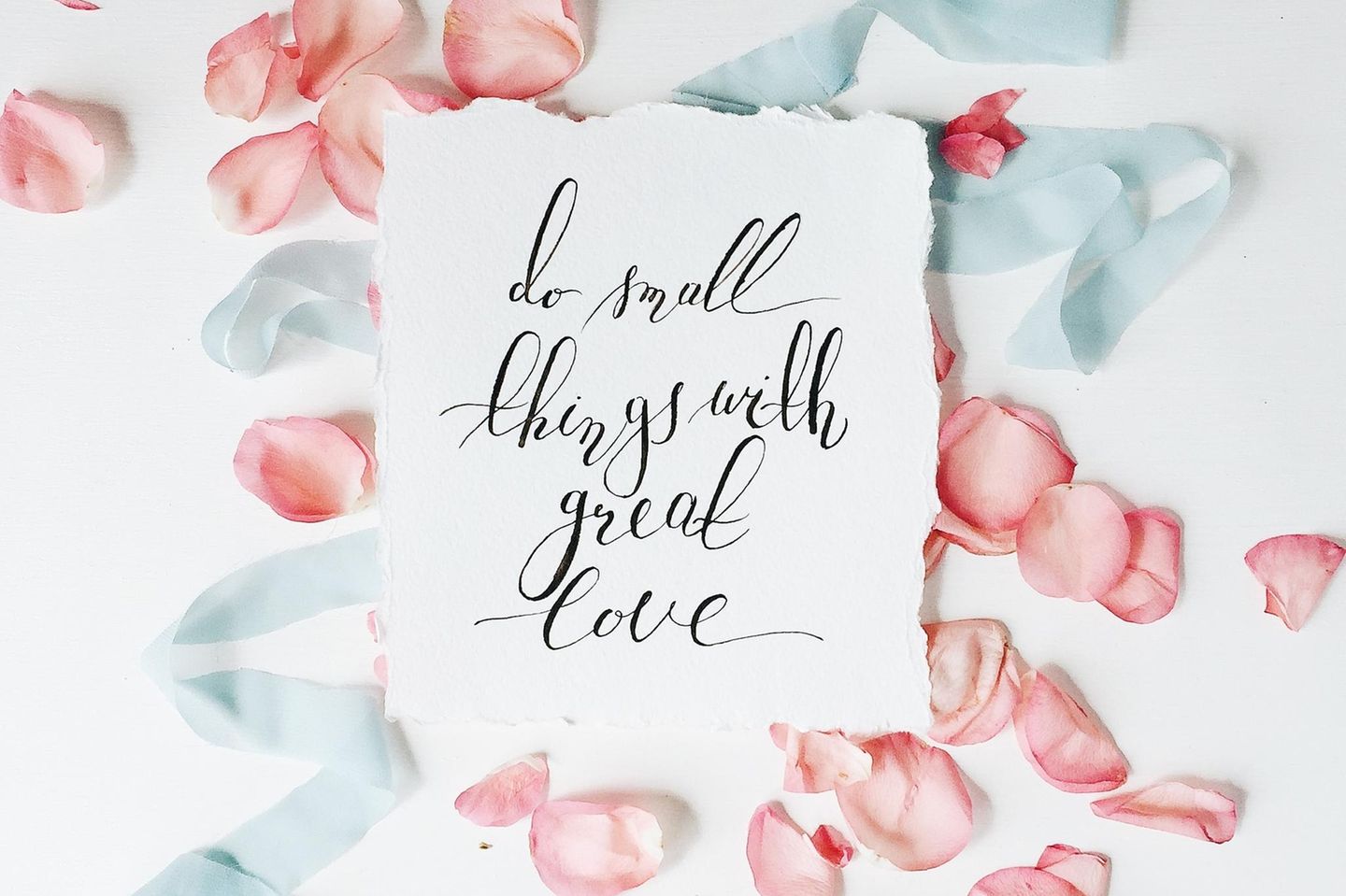 Glückwünsche zur Hochzeit: Ein Zettel mit der Botschaft "do small things with great love"