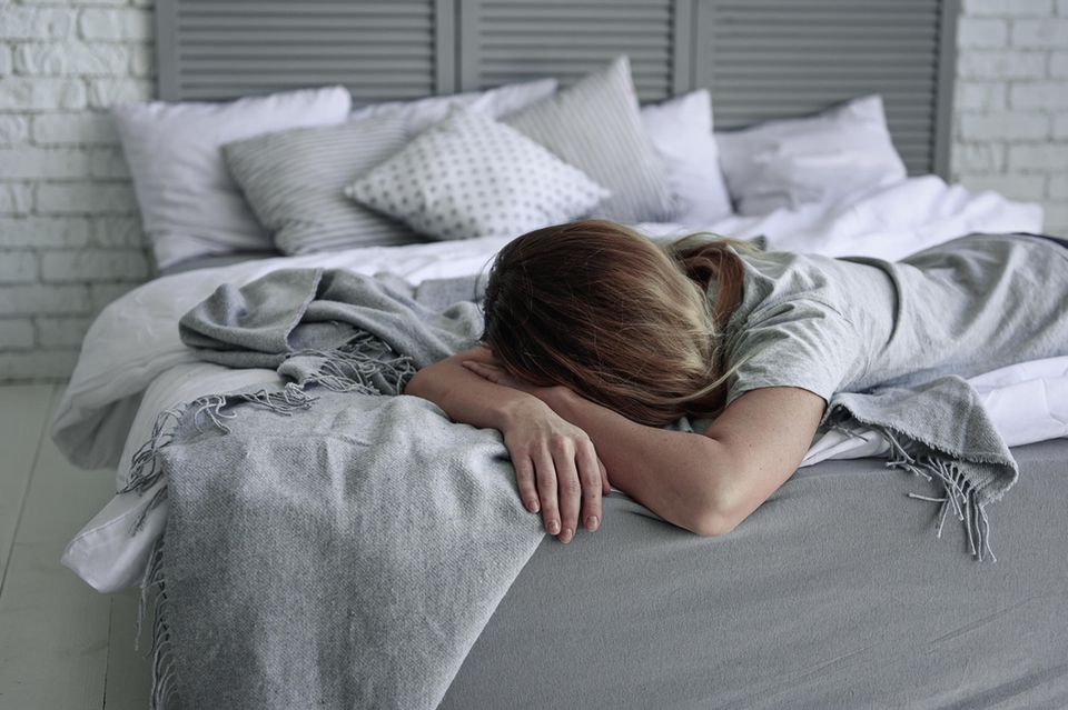 Schlafstörungen: Frau liegt schlaflos im Bett