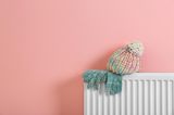 Tipps bei Kälte: HAndschuhe und eine Mütze auf einer Heizung
