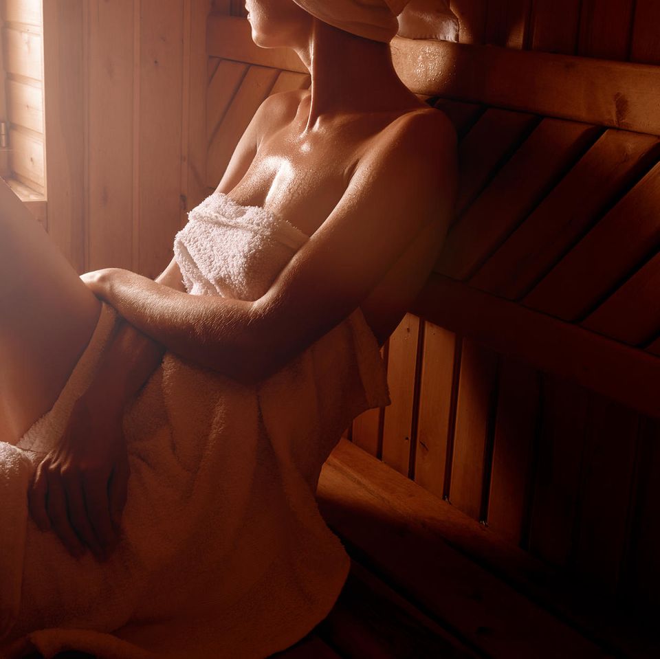 Tipps bei Kälte: Eine Frau in der Sauna