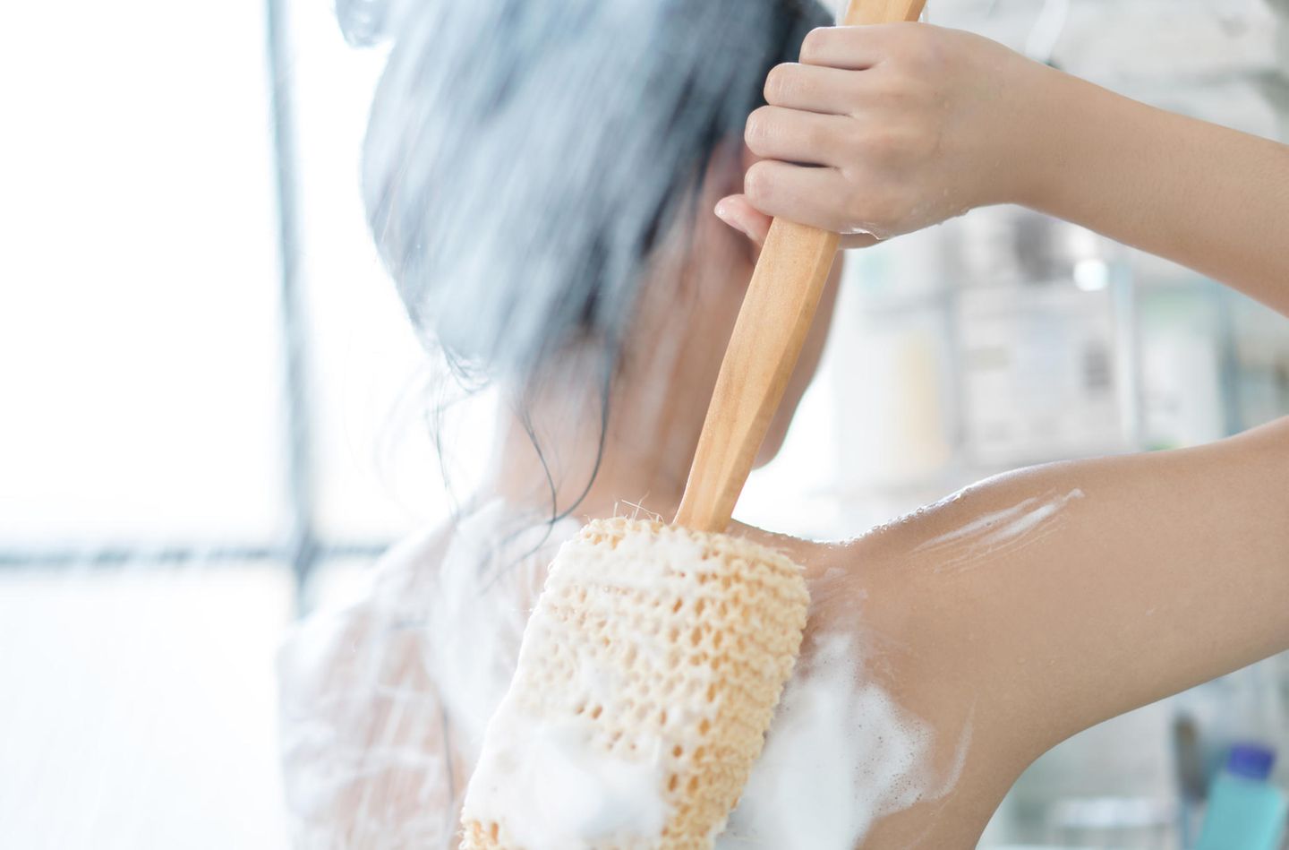 Tipps bei Kälte: Eine Frau unter der heißen Dusche