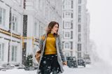 Tipps bei Kälte: Eine Frau beim Winter-Spaziergang