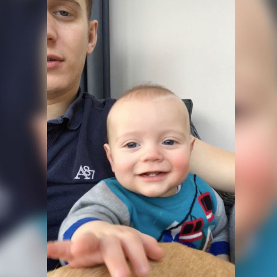 Papy hypnotisiert Baby mit einer Hand