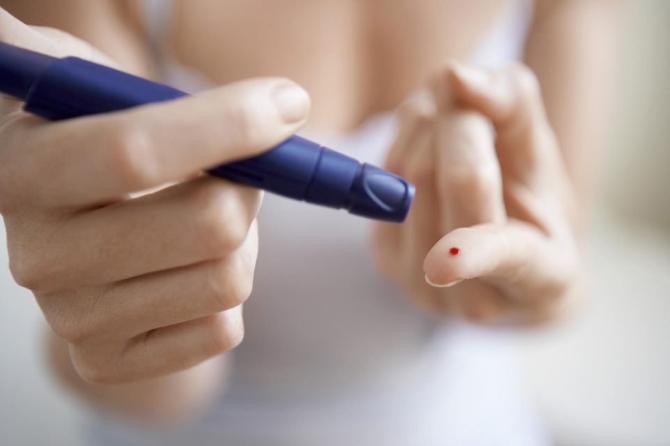 Zuckerkrank: Frau misst Blutzuckerspiegel