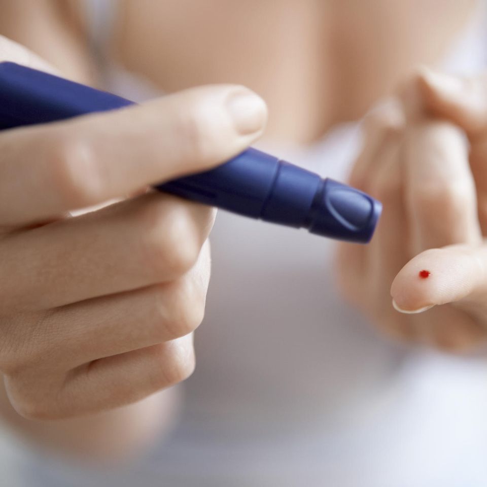 Zuckerkrank: Frau misst Blutzuckerspiegel