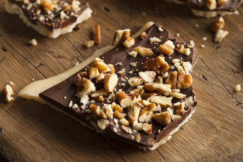 Krokant selber machen: So leicht geht's! Kekse mit Schokoladenüberzug und Krokant