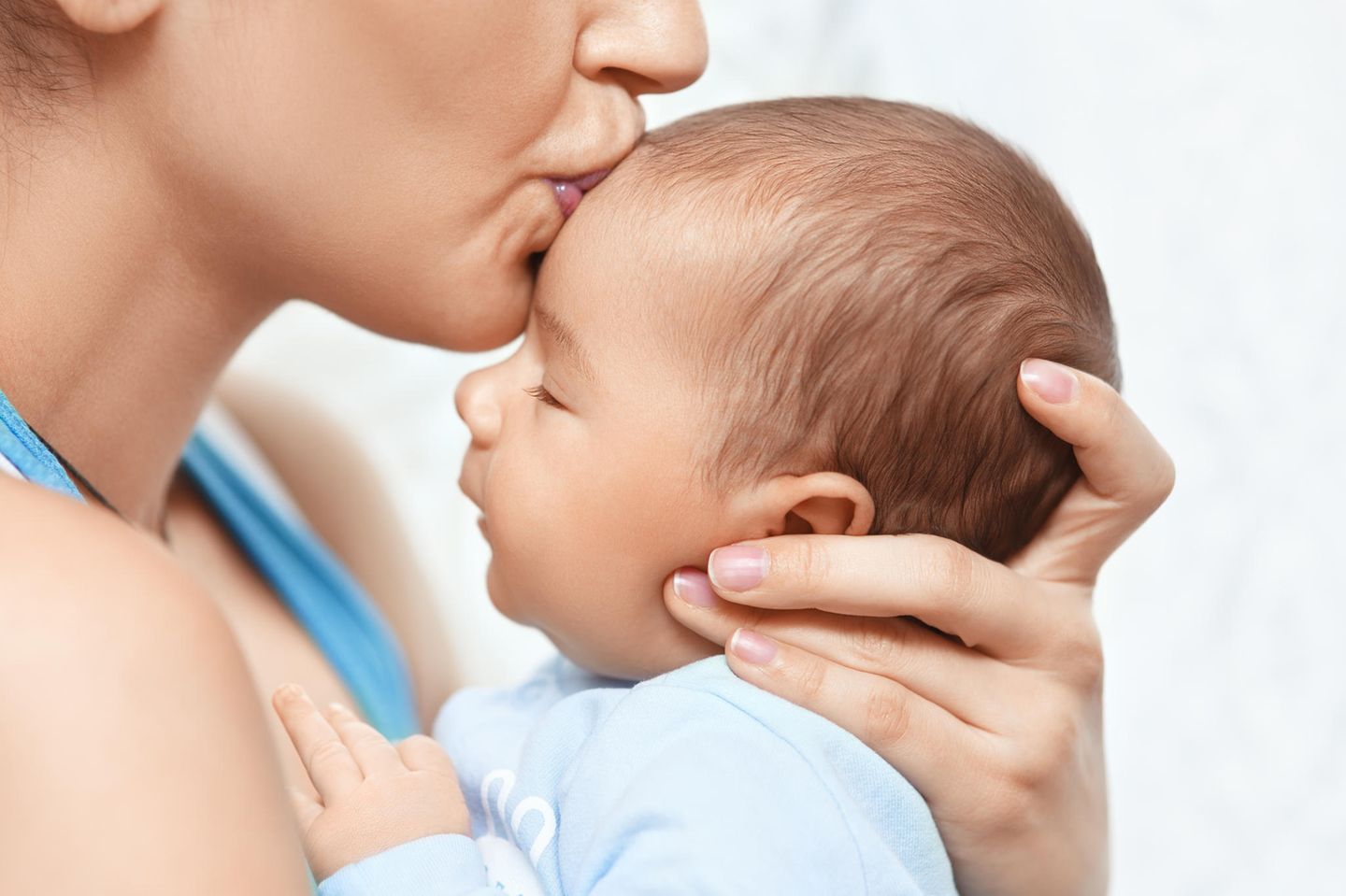 Baby kämpft ums Überleben: Mutter küsst ihr Baby