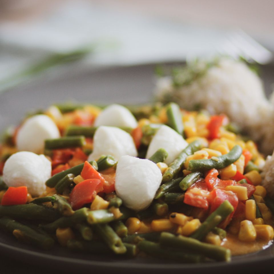 Bunte Gemüsepfanne mit Reis und Mozzarella