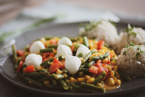 Bunte Gemüsepfanne mit Reis und Mozzarella
