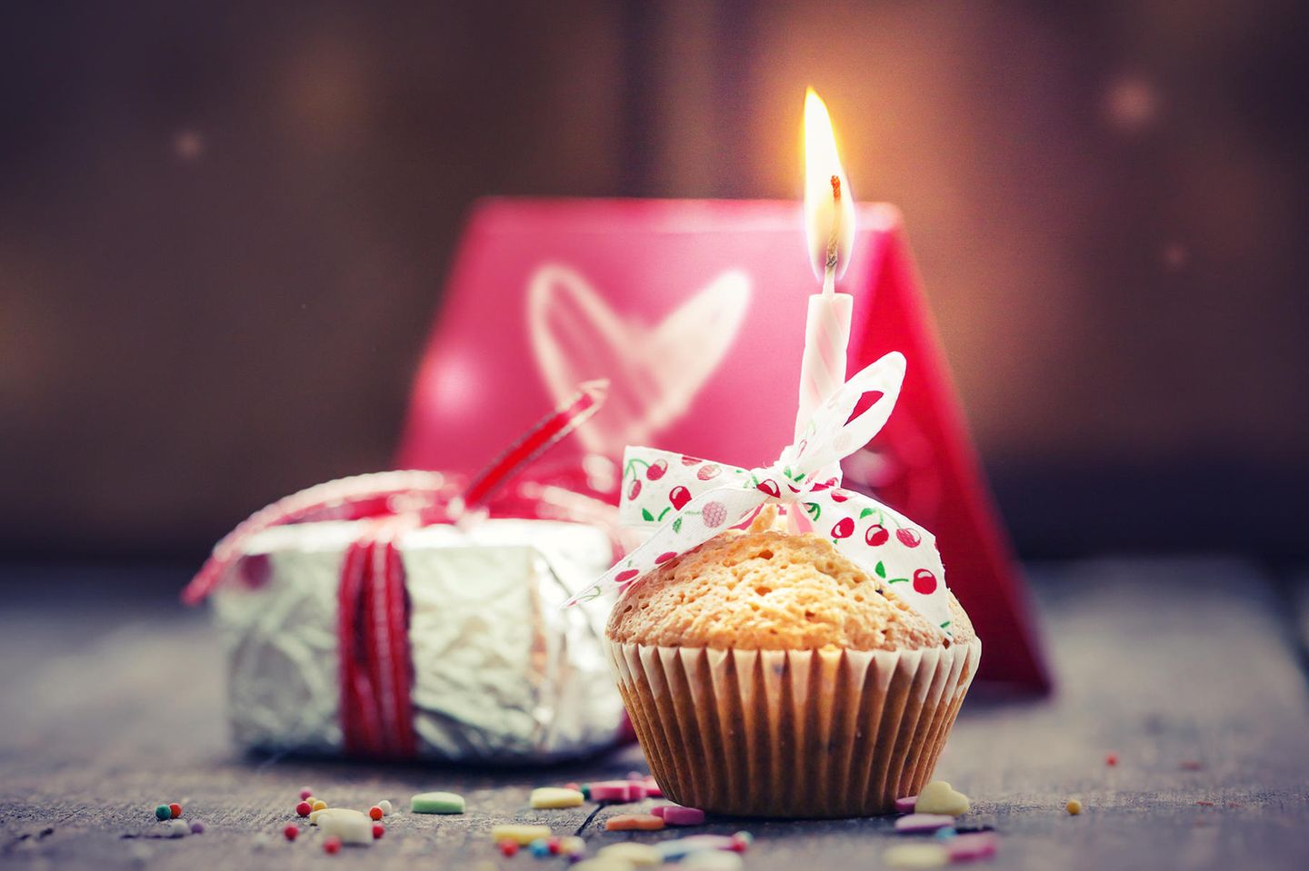 Älterwerden: Geburtstagskuchen und Geschenk