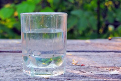 Milchige Gläser: Milchiges Glas mit Wasser