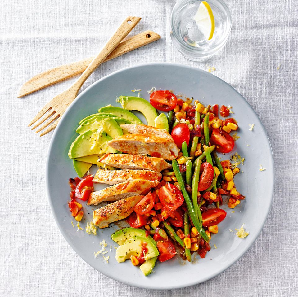 Hähnchen-Avocado-Tagliata mit bunten Bohnen