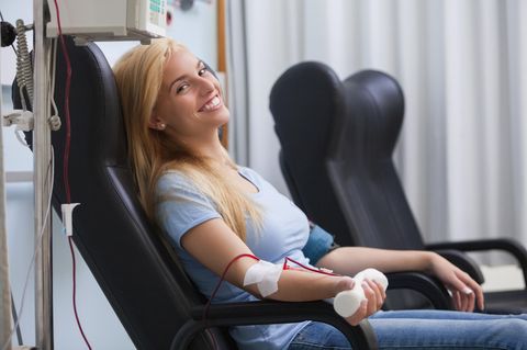 Wer darf Blut spenden: Frau spendet Blut