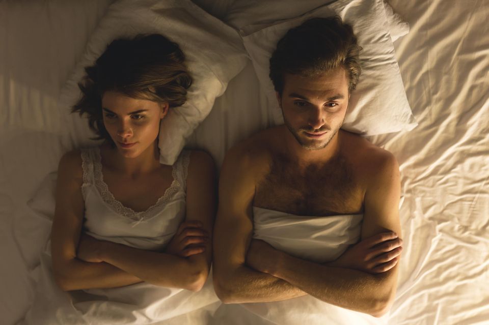 Reddit: Mann und Frau liegen mit verschränkten Armen nebeneinander im Bett