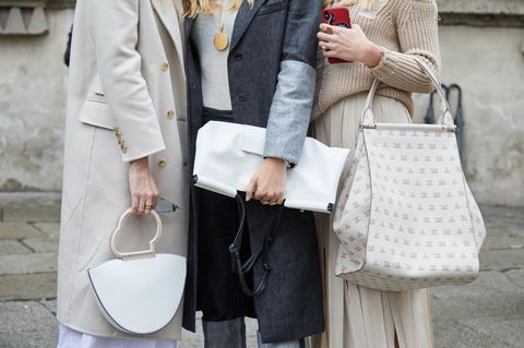 Weißer Mantel: Frauen mit weißen Taschen und Mänteln