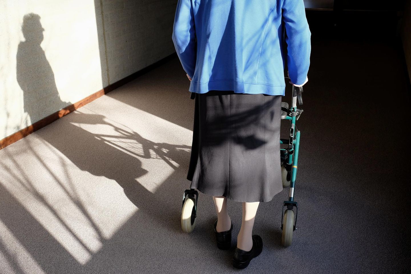 Schockierendes Urteil: Behinderte Seniorin aus Wohnung geschmissen