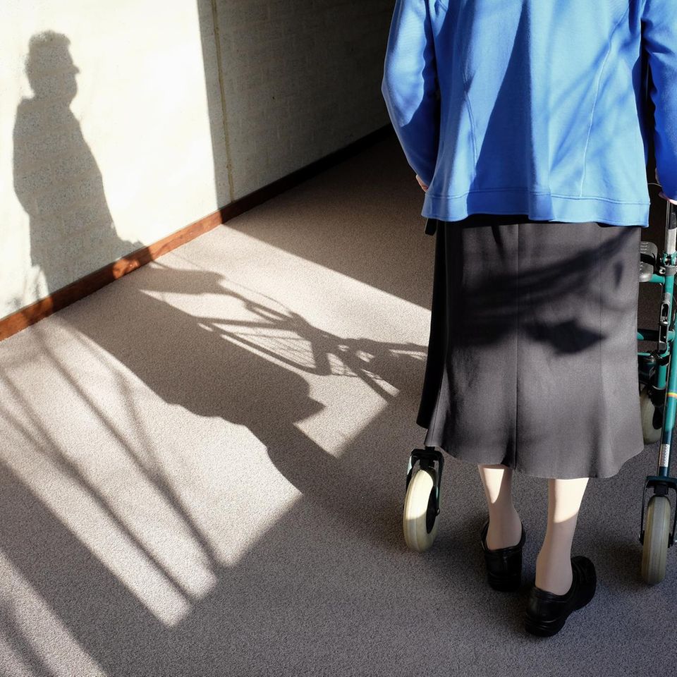 Schockierendes Urteil: Behinderte Seniorin aus Wohnung geschmissen