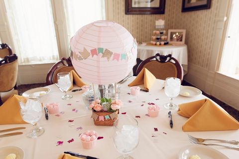 Heißluftballon basteln: Ideen, Anleitungen und Tipps: Ballon mit Körbchen auf einer gedeckten Kaffeetafel