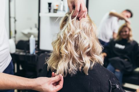 An diesem Tag sollte man nicht zum Friseur gehen: Blonde Frau beim Friseur