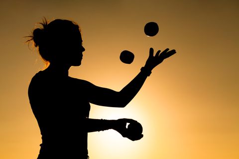 Jonglieren lernen: Frau jongliert vorm Sonnenuntergang