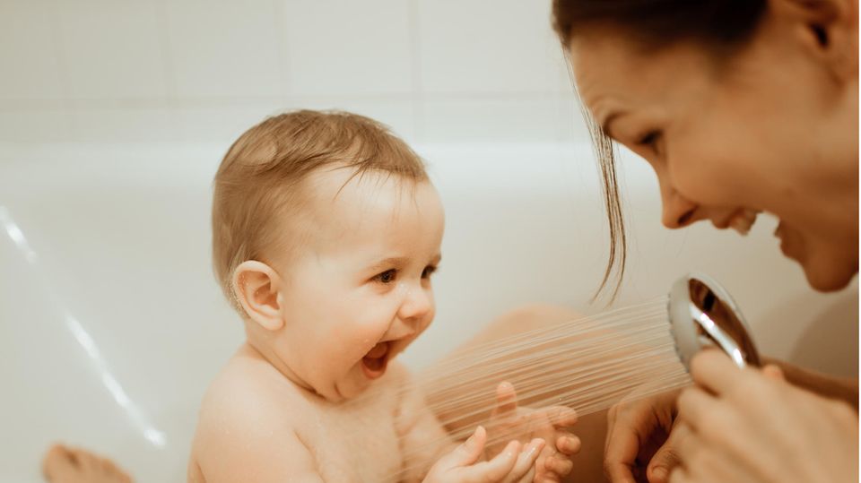 Hautärzte raten: So oft sollten Kinder gebadet werden