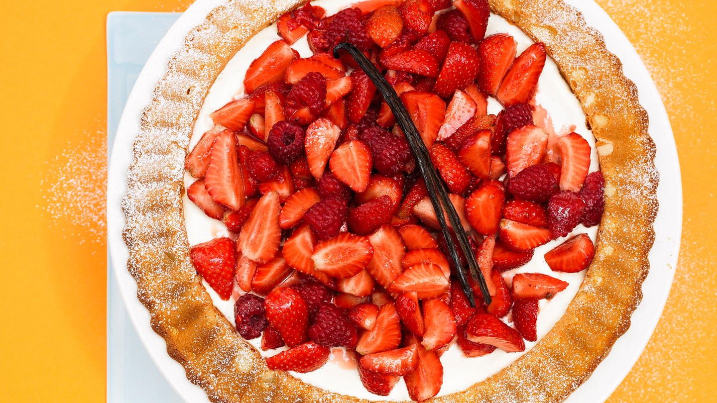 Marzipankuchen mit Erdbeersalat | BRIGITTE.de