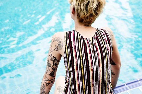 Tattoo Motive: Eine Frau mit mehreren Tattoos am Arm