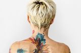 Tattoo Motive: Eine Frau mit einem Phönix-Tattoo am oberen Rücken