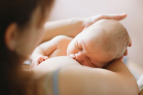Clusterfeeding: Baby stillt