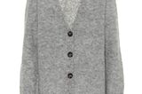 Besonders für die Übergangsjahreszeit eignet sich dieser Trend hervorragend: Wir tragen die weichen Ripp-Cardigans lässig statt Pullover oder modern zu T-Shirt und Jeans. Diese längere Version von Ganni in grau ( ab 260€ über mytheresa) hat es uns besonders angetan.
