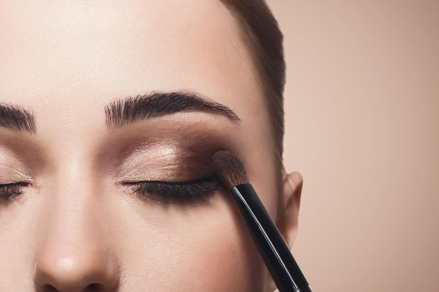Liquid Lipstick als Lidschatten: Frau mit Augen-Make-up