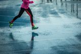 Zeitfresser loswerden: Eine Frau beim Laufen